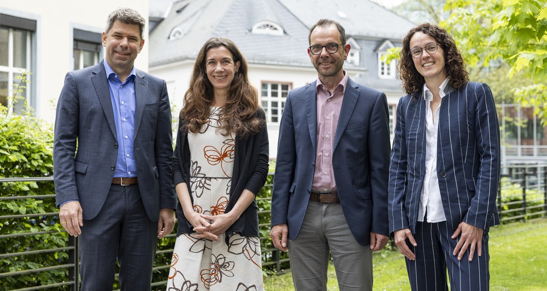 Gruppenfoto mit neuer UB und Hautklinik im Hintergrund