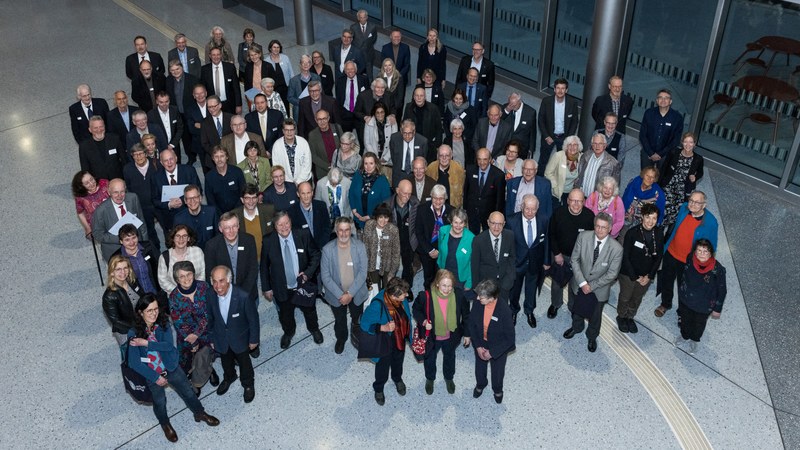 Gruppenfoto mit ca. 90 Personen