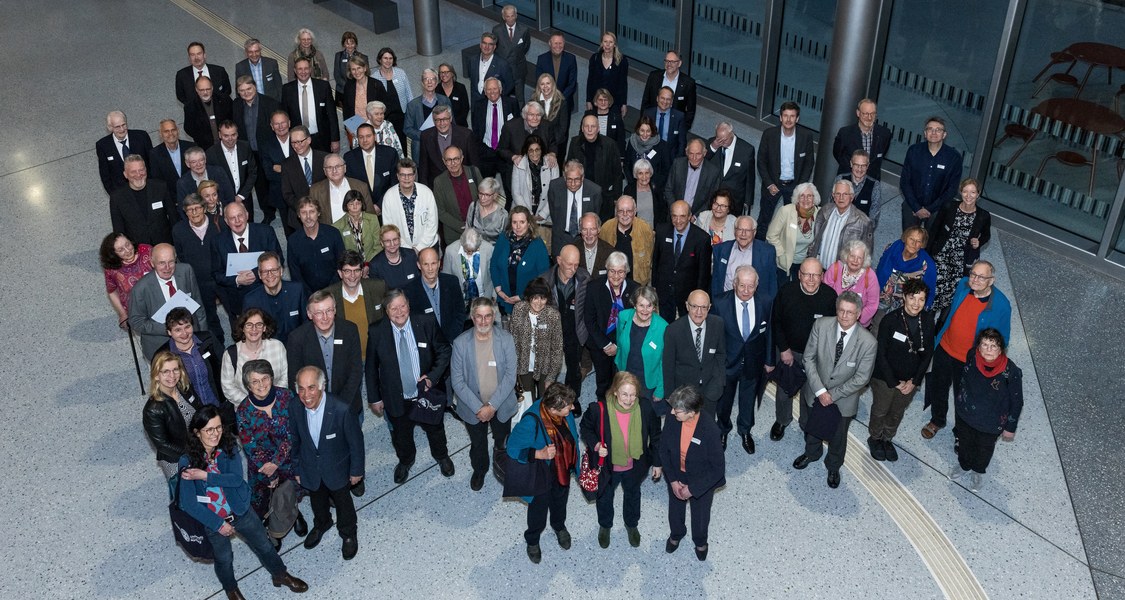 Gruppenfoto mit ca. 90 Personen