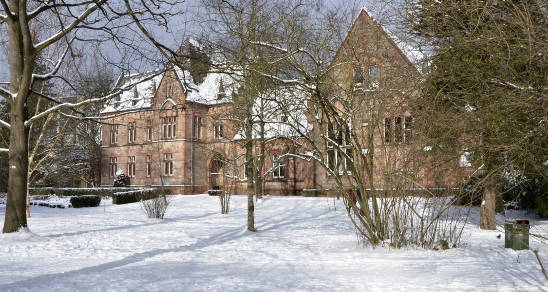 Uni-Gebäude im Schnee