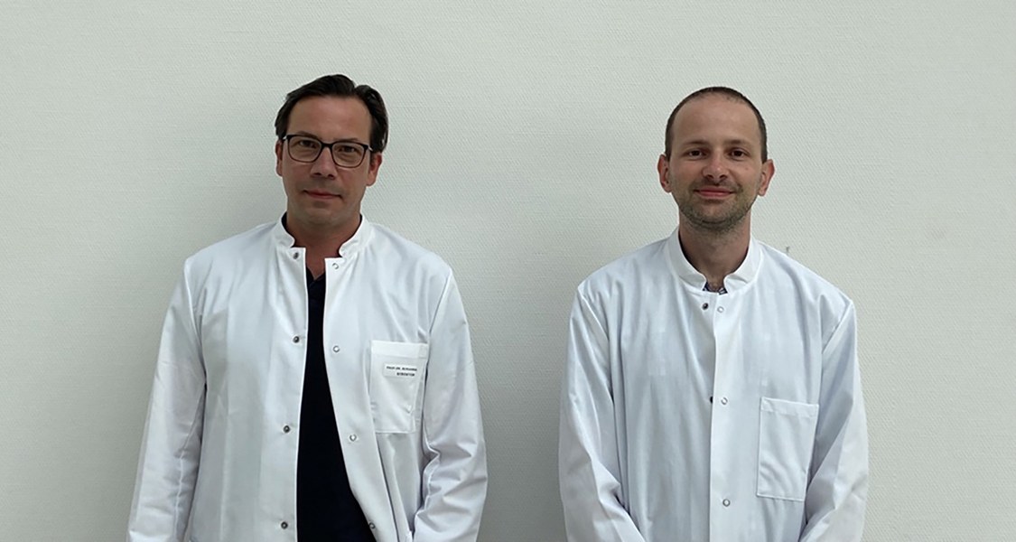 Professor Dr. Johannes Schumacher und Dr. Carlo Maj von der Philipps-Universität gehören zu den Leitautoren einer Studie über die genetischen Grundlagen von Magenkrebs. Foto: Andrea Mohr