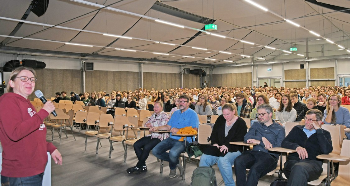 Studierende im Interimshörsaal