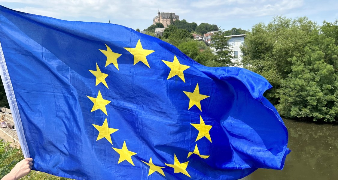 EU-Flagge vor dem Panorama des Landgrafenschlosses