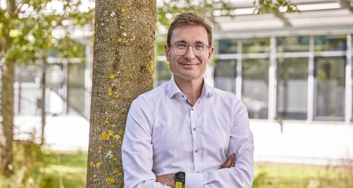 Tobias Erb steht vor dem Max-Planck-Institut für terrestrische Mikrobiologie in Marburg.