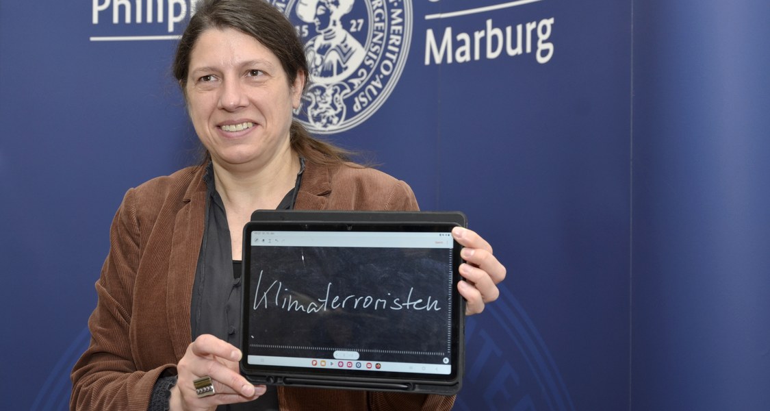 Constanze Spieß mit Tablet, auf dem das Wort "Klimaterroristen" zu sehen ist