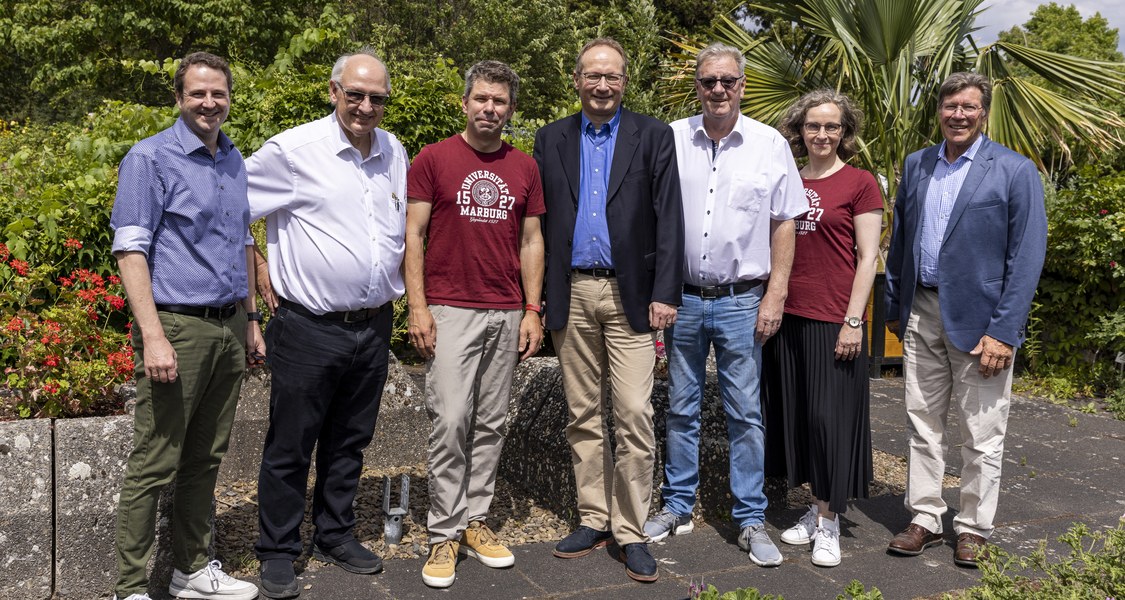 Gruppenfoto auf der Teichterrasse des Botanischen Gartens