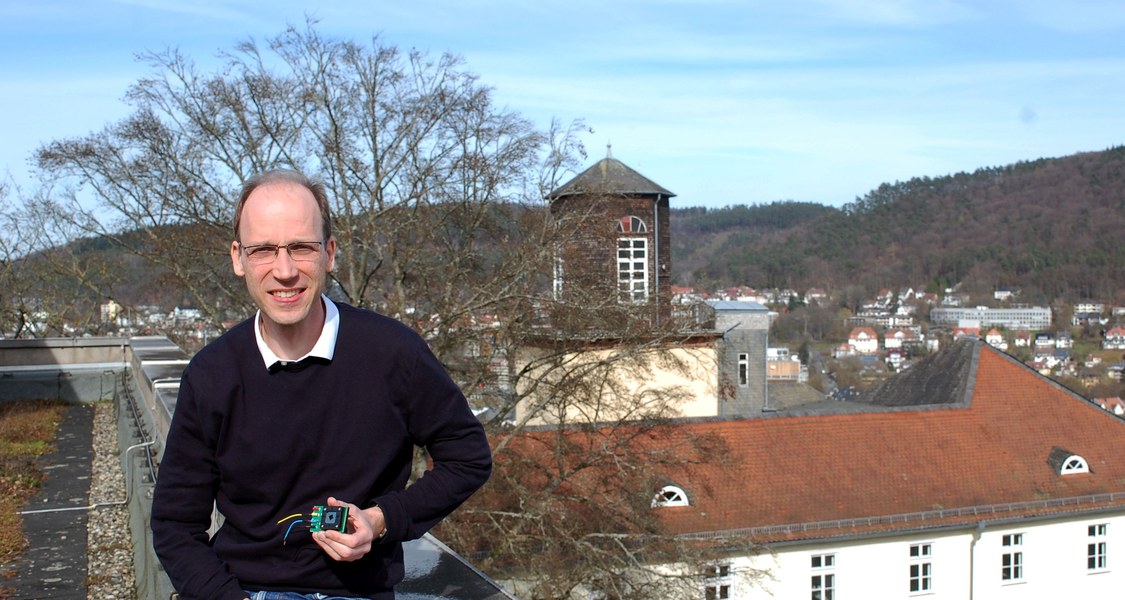 Jan Christoph Goldschmidt auf dem Dach des Physikgebäudes