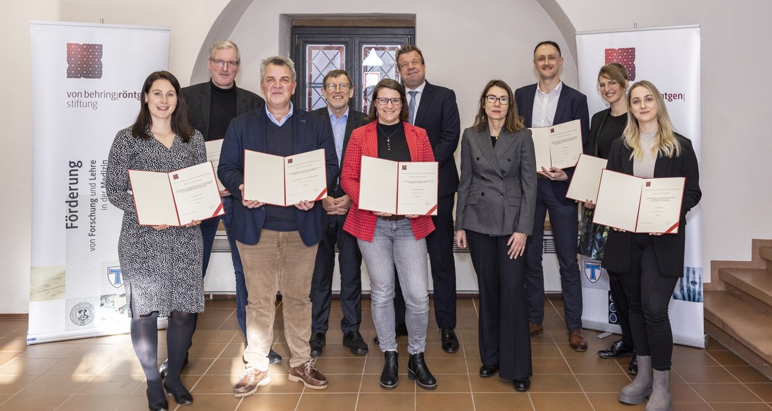 Gruppenbild der geförderten Forscherinnen und Forscher mit dem Stiftungsvorstand