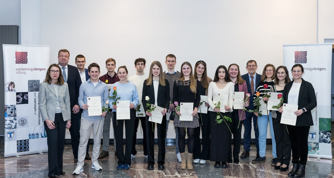 Gruppenbild mit Stipendiatenund Förderern