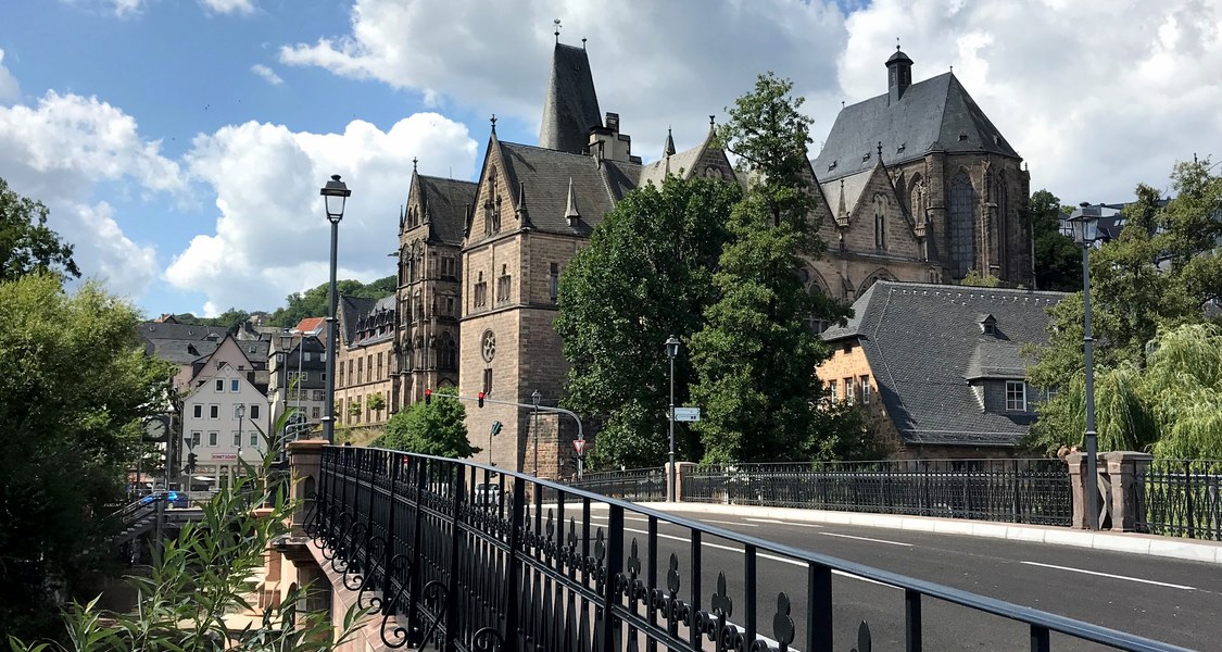 Stadt Marburg mit Brücke und Gebäudekomplex Alte Universität