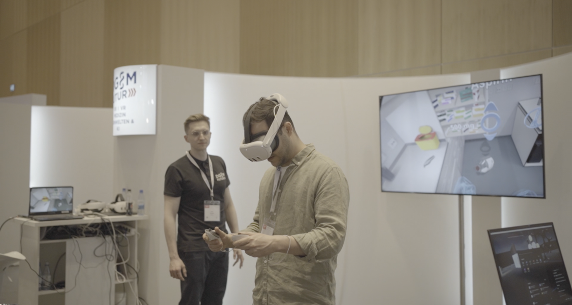 Messebesucher mit einer VR-Brille
