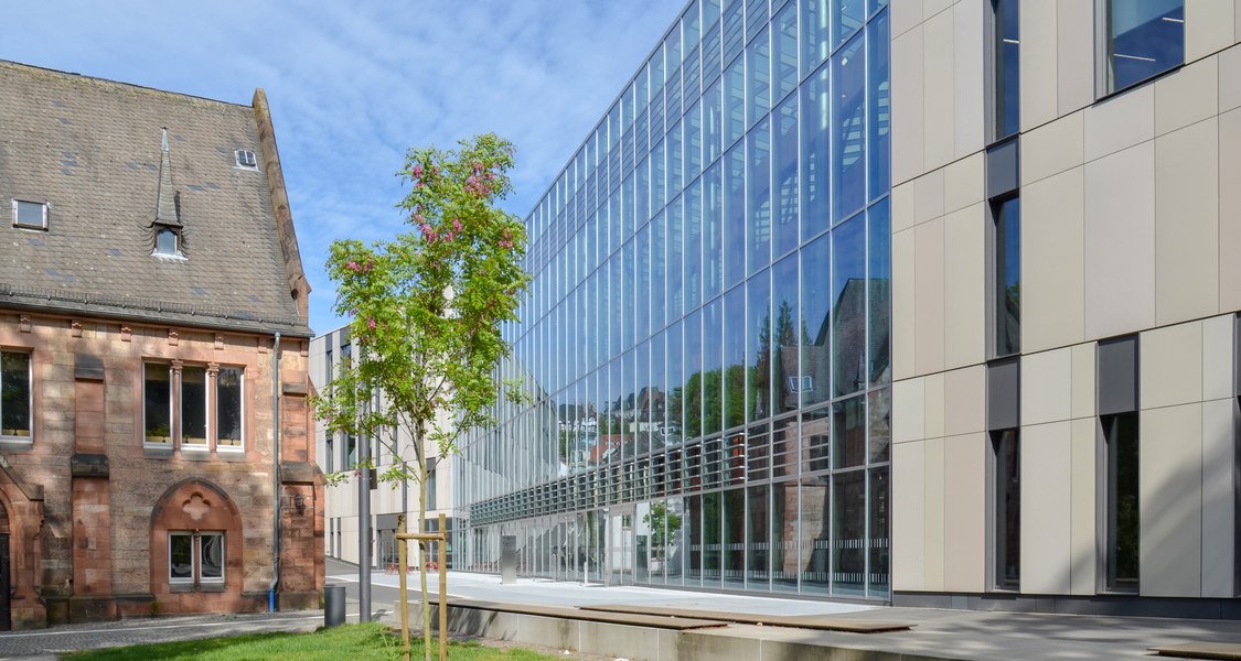Zwischen dem historischen Schäferbau und dem Neubau der Universitätsbibliothek