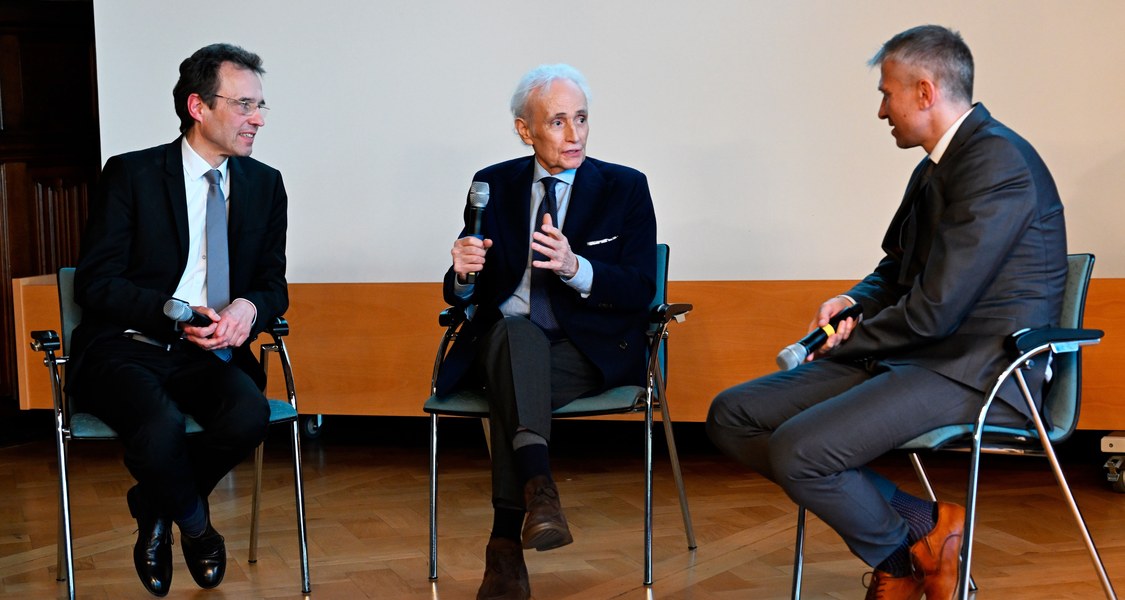 Prof. Dr. Andreas Neubauer (v.l.n.r.), Weltstar und Stifter José Carreras und der neue Direktor der Klinik für Hämatologie, Onkologie und Immunologie, Prof. Andreas Burchert, im Podiumsgespräch in der Alten Aula der Universität Marburg (Foto: Deutsche José Carreras Leukämie-Stiftung)