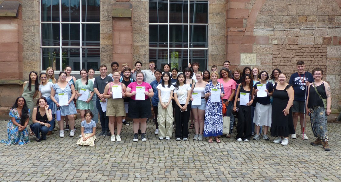Gruppenfoto von den Teilnehmenden an der Internationalen Sommeruniversität 2024 in Marburg