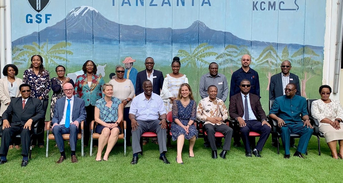 Gruppenfoto von Vertreterinnen und Vertretern aus Tansania und Deutschland beim Besuch von Staatsministerin Katja Keul