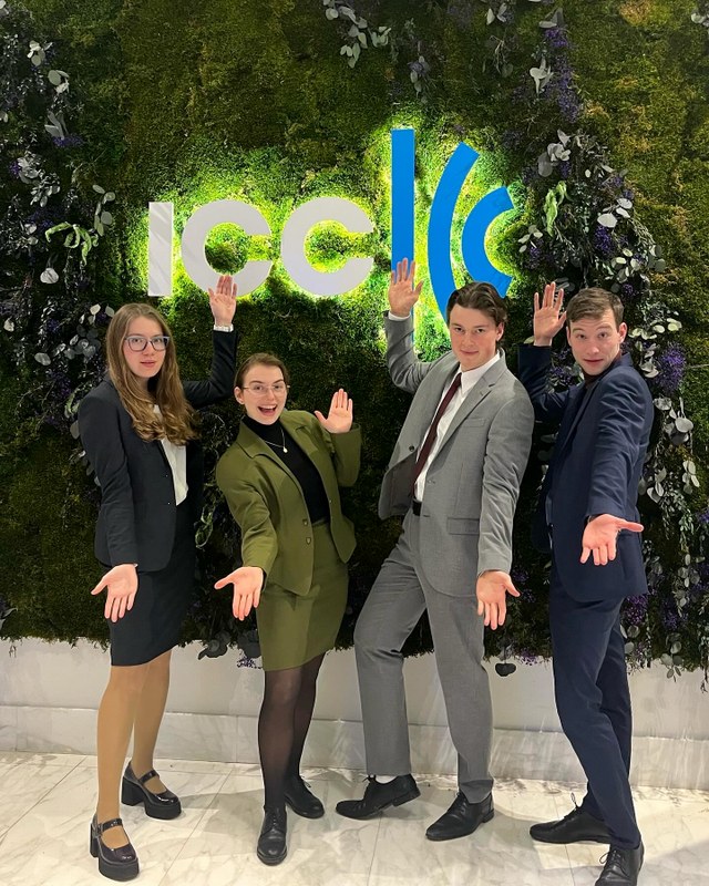 Gruppenfoto vor dem ICC-Logo, das beleuchtet ist.