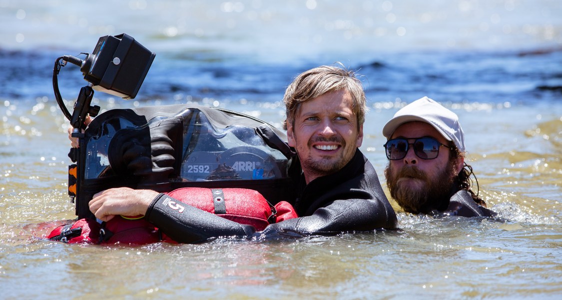 Kamerapreisträger beim Filmen im Wasser mit Kamera