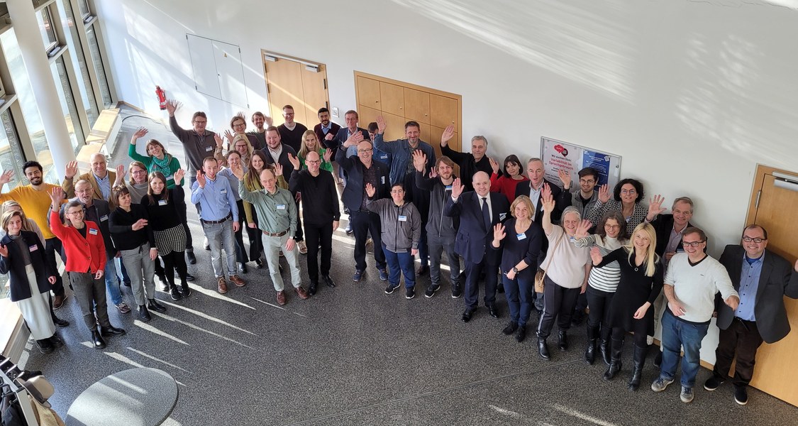 Gruppenfoto mit den beteiligten Wissenschaftlerinnen und Wissenschaftlern