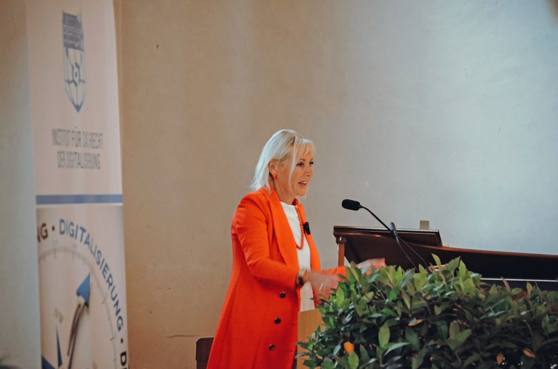 Die Hessische Digitalministerin Prof. Dr. Kristina Sinemus würdigte die Arbeit des Marburger Instituts für das Recht der Digitalisierung. Foto: Franziska Leiser