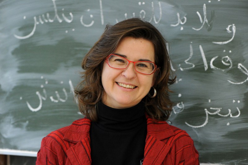 Porträtfoto Professorin von einer Tafel mit arabischen Schriftzeichen
