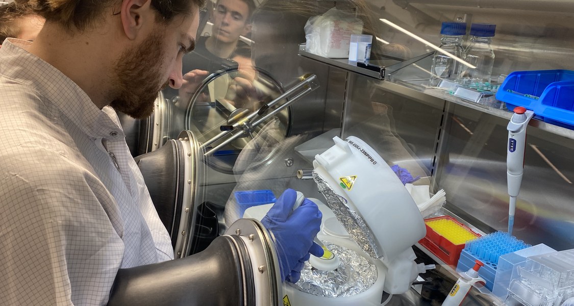 Noch wird an Perowskitsolarzellen hauptsächlich im Labor geforscht, auch durch Lukas Wagner in der Arbeitsgruppe von Jan Christoph Goldschmidt. (Foto: Christopher Janas