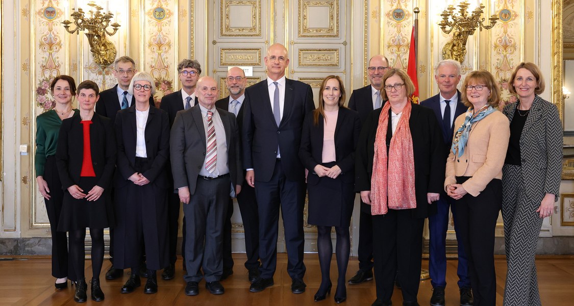 Gruppenfoto Mitglieder Staatsgerichtshof Hessen