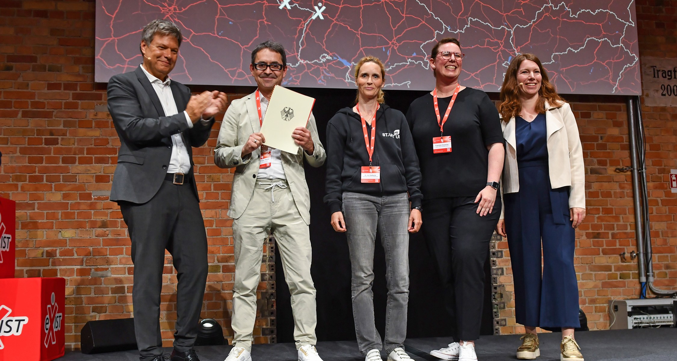 Freude über die Zusage für die StartMiUp Factory Sustainable Life in Berlin: (von links) Bundesminister für Wirtschaft und Klimaschutz Dr. Robert Habeck, Prof. Dr. Michael Stephan (UMR), Dr. Iris Stallkamp (THM), Franziska Deutscher (JLU) und Dr. Anna Christmann, Beauftragte des BMWK für Digitale Wirtschaft und Startups.