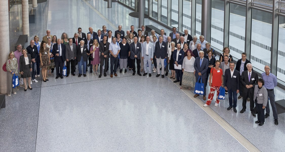Gruppenbild: Promotionsjubilare im Atrium der Universitätsbibliothek
