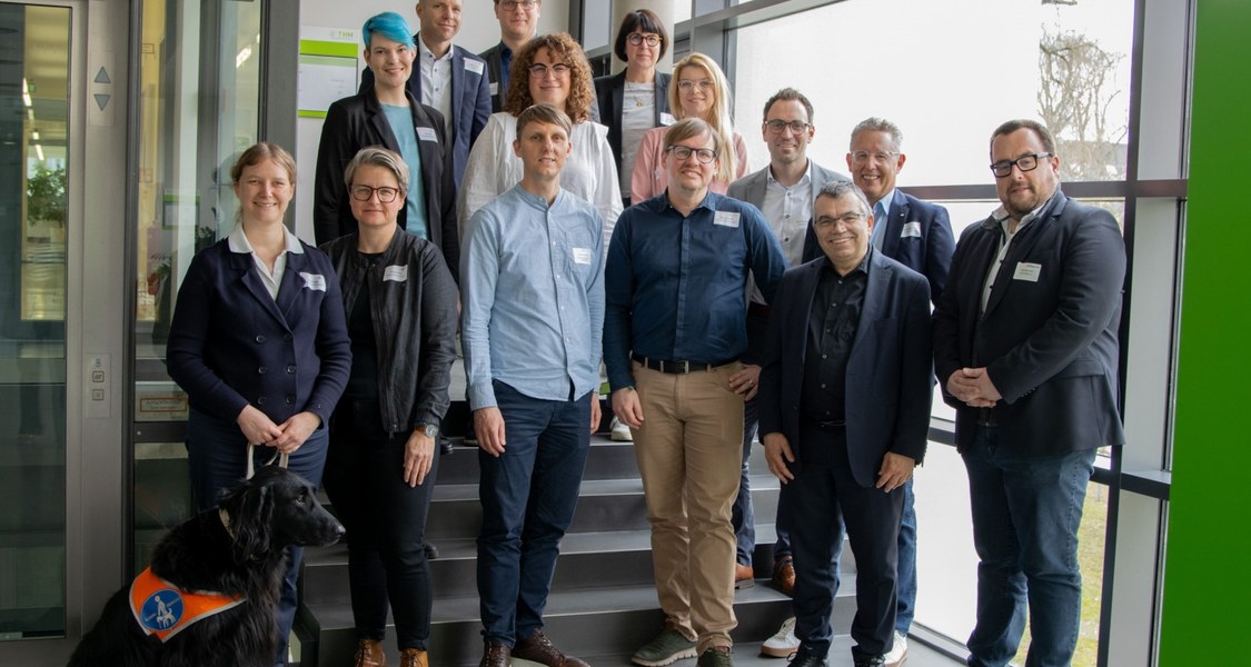 Menschengruppe im Treppenhaus der THM