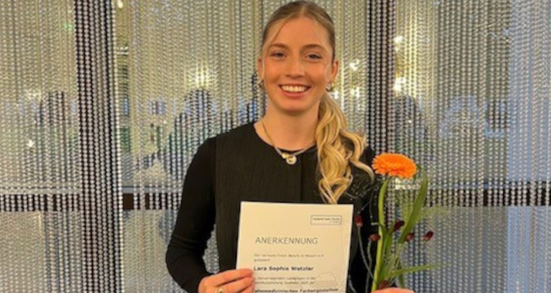 Mensch mit Urkunde vor Gardine