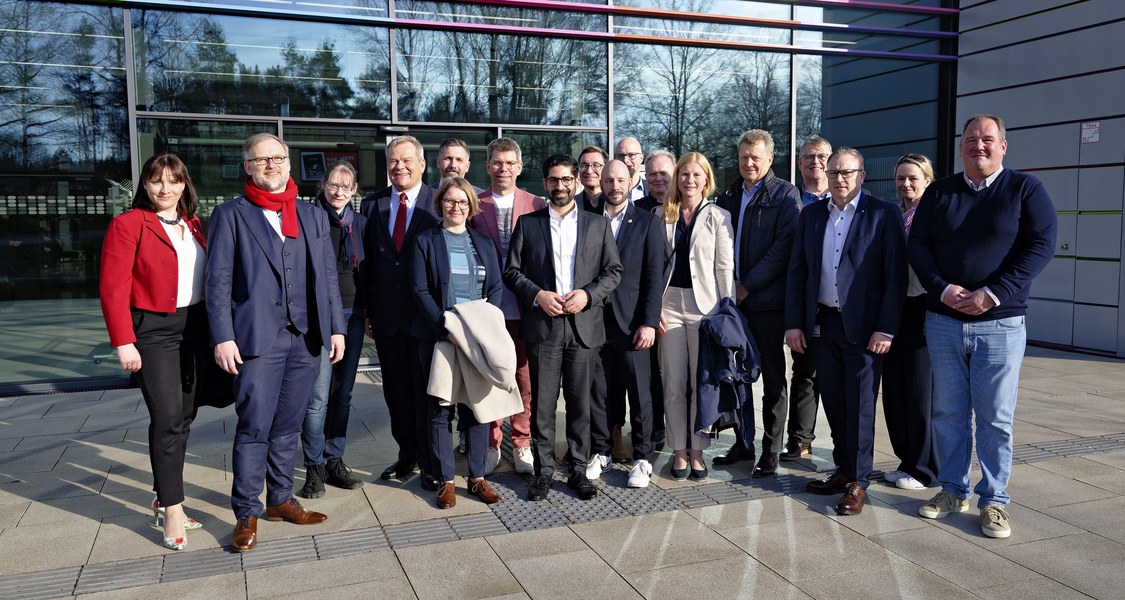 Gruppenfoto vor dem Eingang des Zentrums für Synthetische Mikrobiologie (Synmikro) der Philipps-Universität Marburg