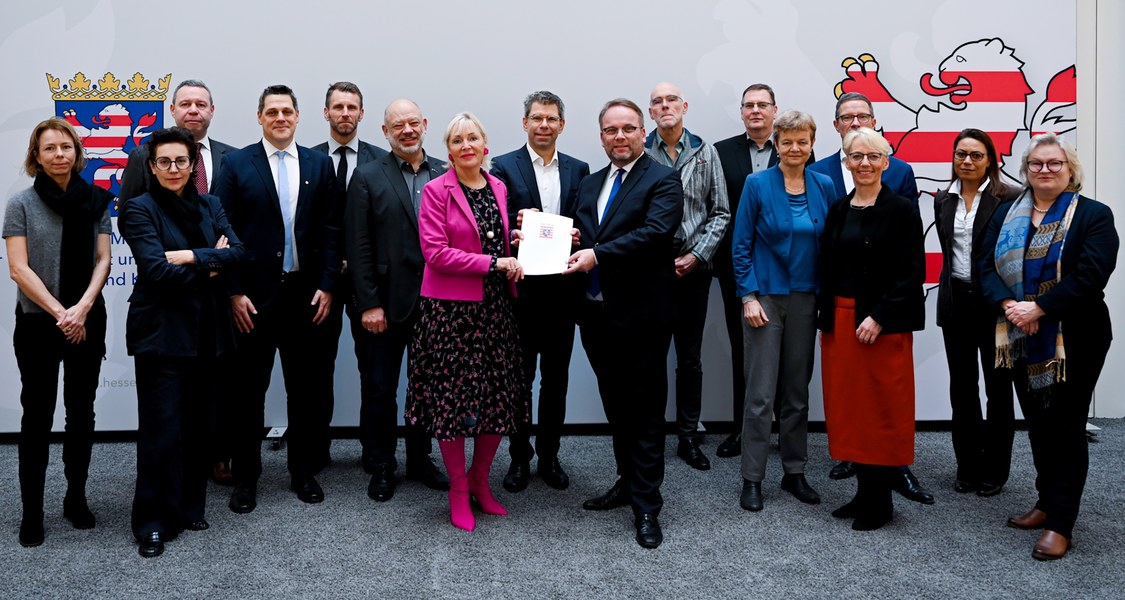 Gruppenfoto der Unterzeichnung des Digitalpakts