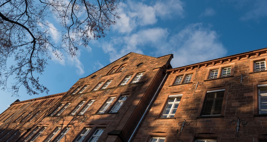 Gebäude Jägerkaserne vor blauem Himmel