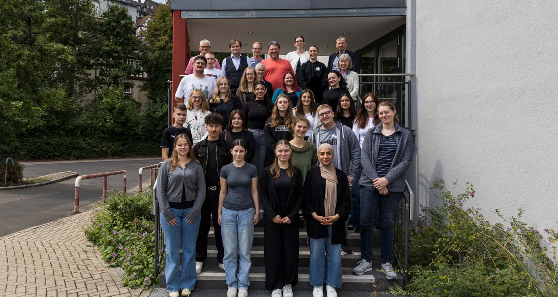 Menschen auf einer Treppe zum Gruppenfoto