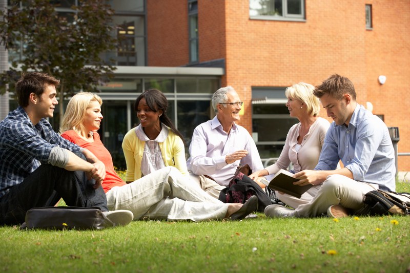 Gruppe von Senior*innen auf einer Campuswiese