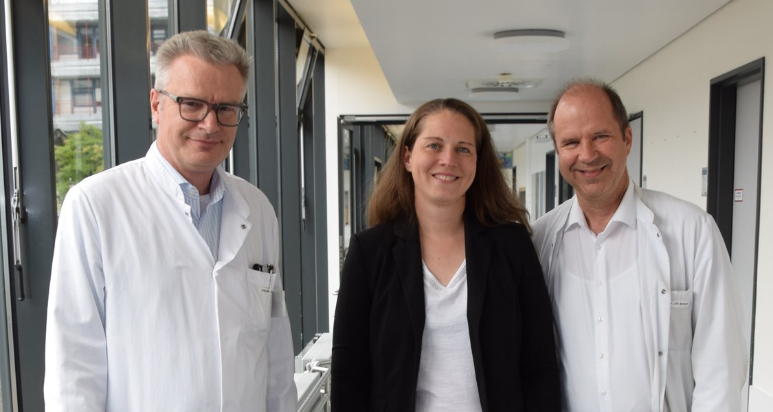 Gruppenfoto mit drei Forscher*innen aus der Neurochirurgie