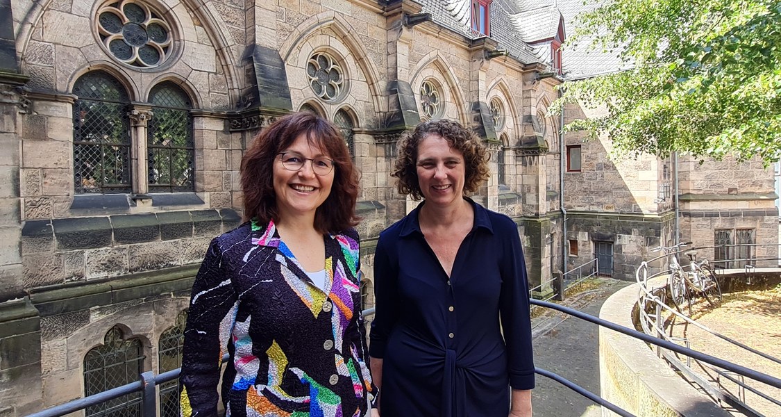 Christl Maier und Juliana Claasens