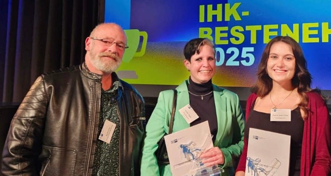 Gruppenbild der Ausgzeichneten mit ihrem Ausbilder