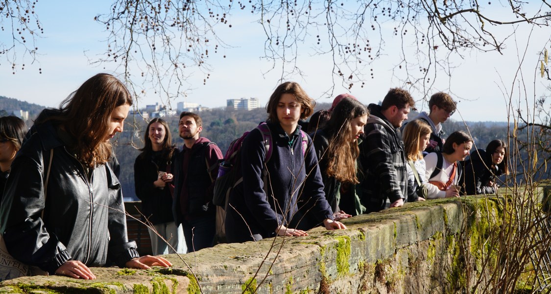 Internationale Studierende an der Schlossmauer