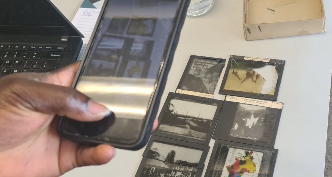 Smartphone vor Bildkacheln