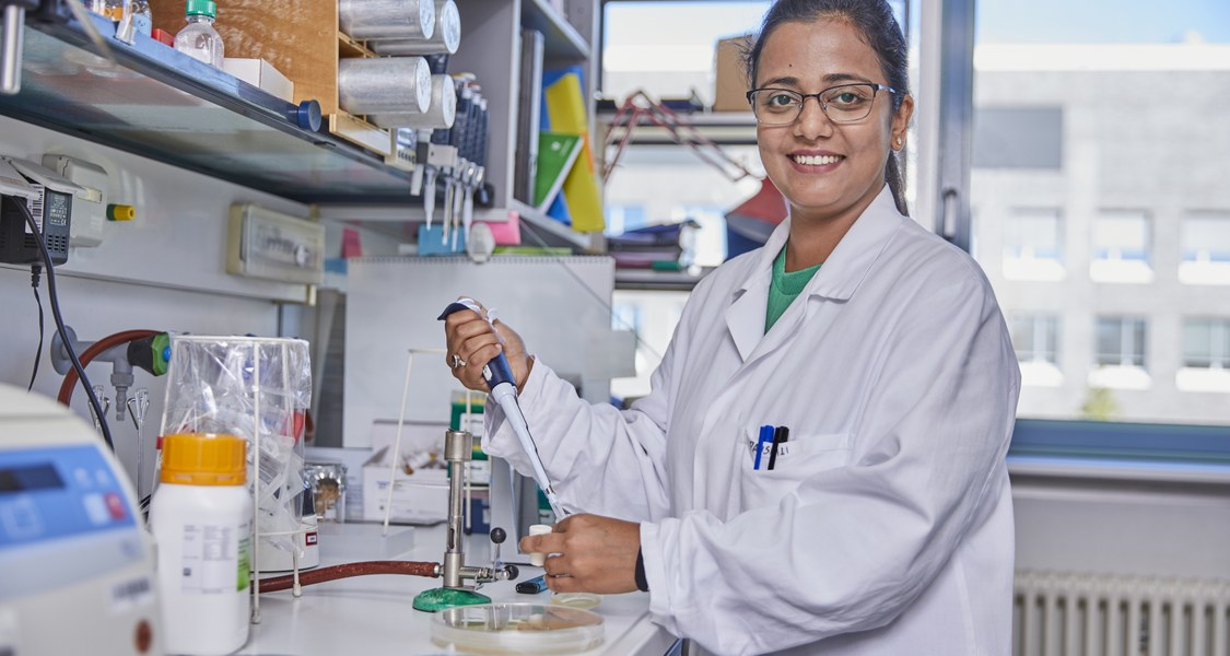 Mensch experimentiert im Labor