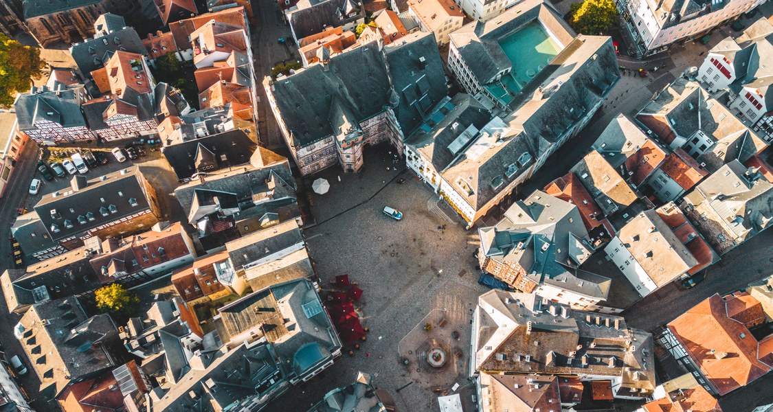 Luftaufnahme des Marburger Marktplatzes umgeben von Gebäuden der Oberstadt
