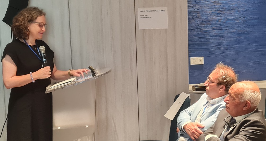 Mensch spricht vor Menschen auf einer Konferenz