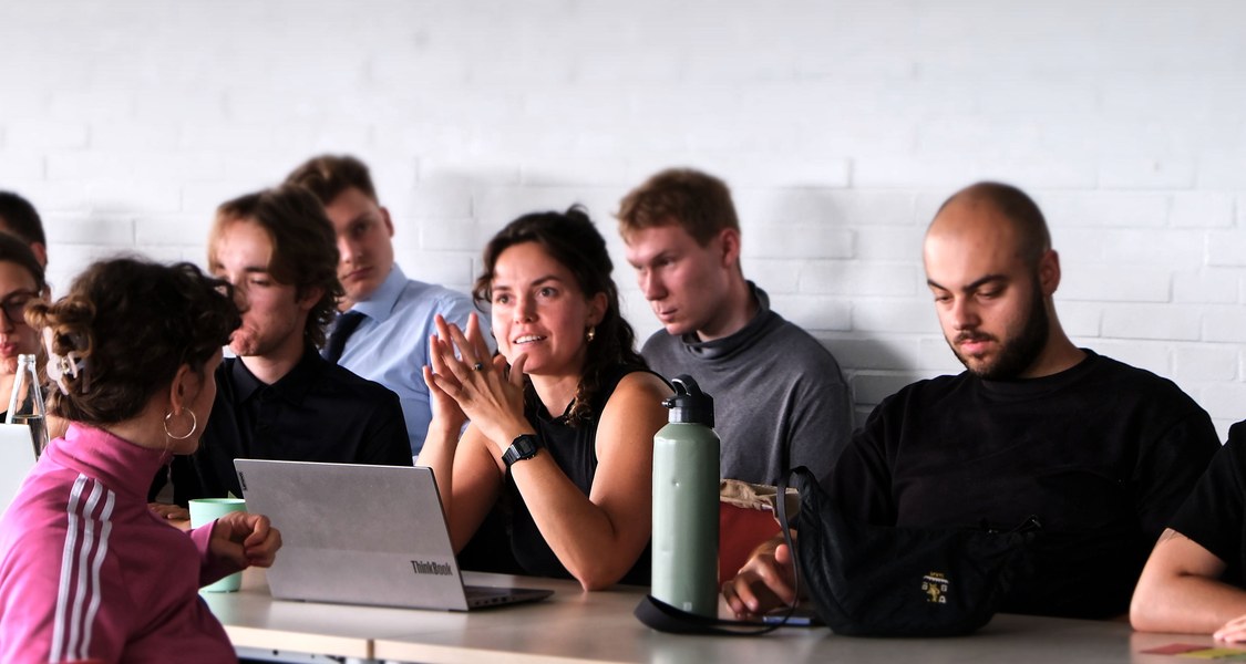 Junge Menschen in einer Seminarsituation