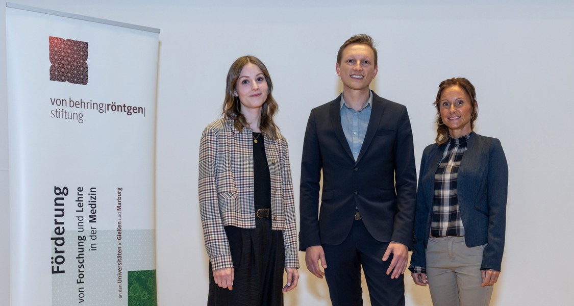 Gruppenfoto der drei Preisträger*innen