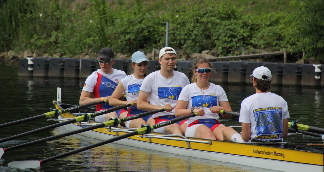 Fünf Menschen in Ruderboot