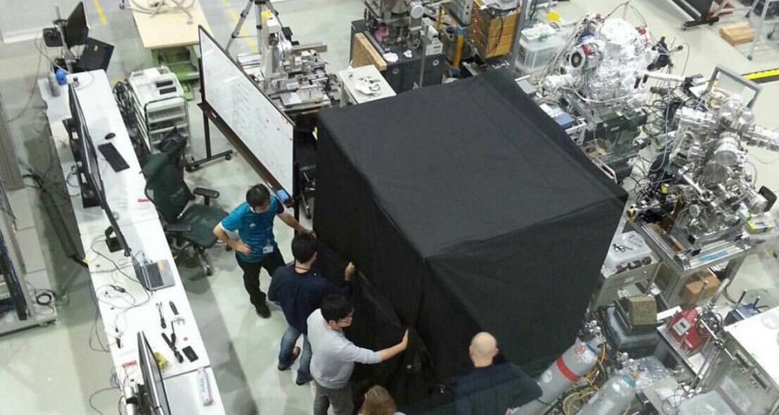 Messalltag des internationalen Forschungsteams am Röntgen-Freie Elektronenlaser SACLA in Japan. Lichtgeschützt unter einem schwarzen Überwurf richtet das Vorbereitungsteam das lichtempfindliche Protein für die Messungen her.