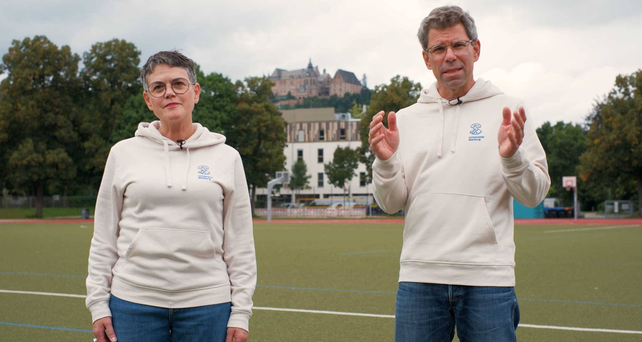 Die Vizepräsidentin für Bildung Prof. Dr. Yvonne Zimmermann und der Uni-Präsident Prof. Dr. Thomas Nauss begrüßen alle Studierenden im Wintersemester 2025/2026