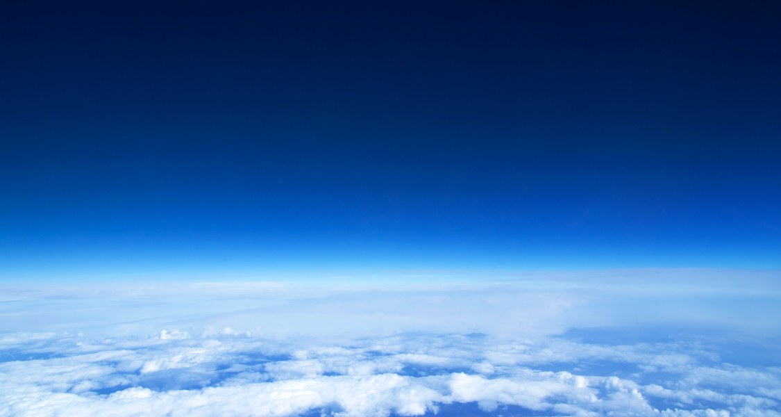 Foto am Rande des Weltraums mit Wolken und Sternen