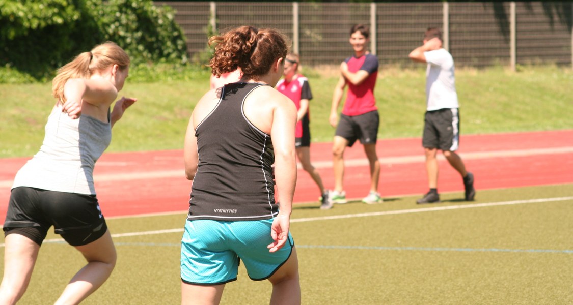 Studierende beim Laufsport im Uni-Stadion